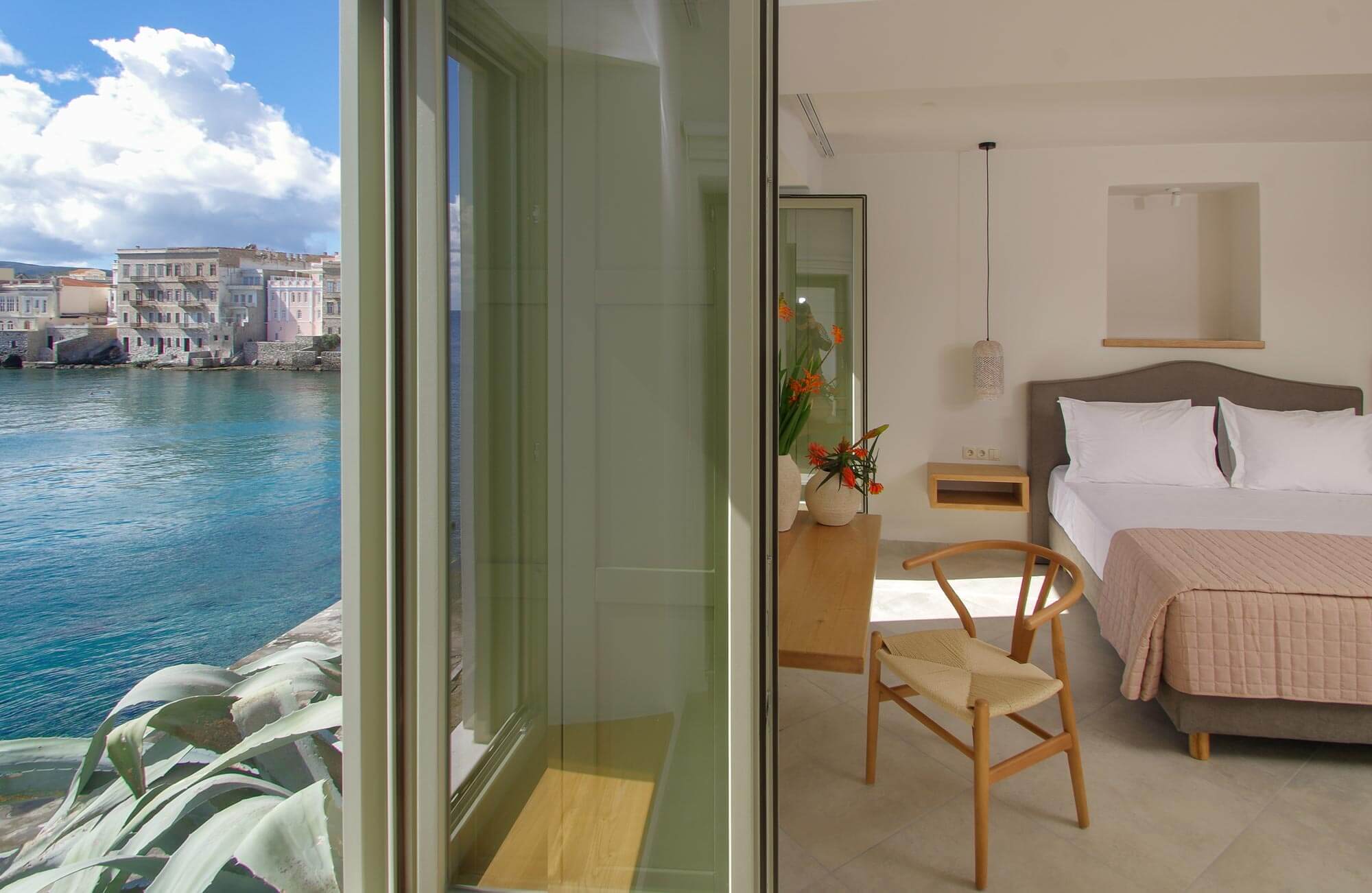 Krinakia suite, bedroom, living room 